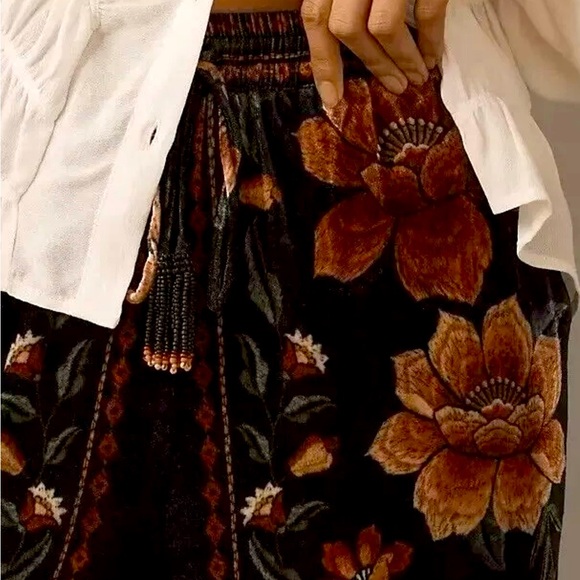 NWT farm rio macaws garden pants. - Picture 4 of 6